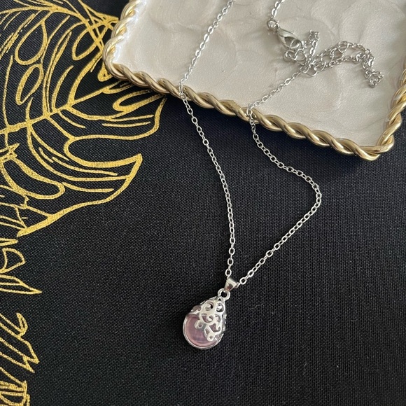 Elegant Silver Necklace with Pink Gemstone - Picture 2 of 4